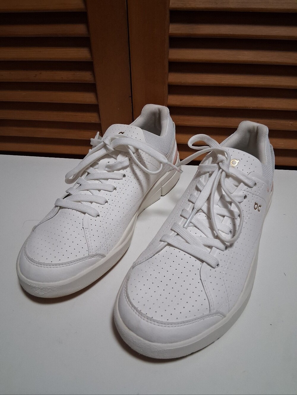 On The Roger Centre Court Women's White Perforated Sneaker * Size: 8 - Picture 3 of 8